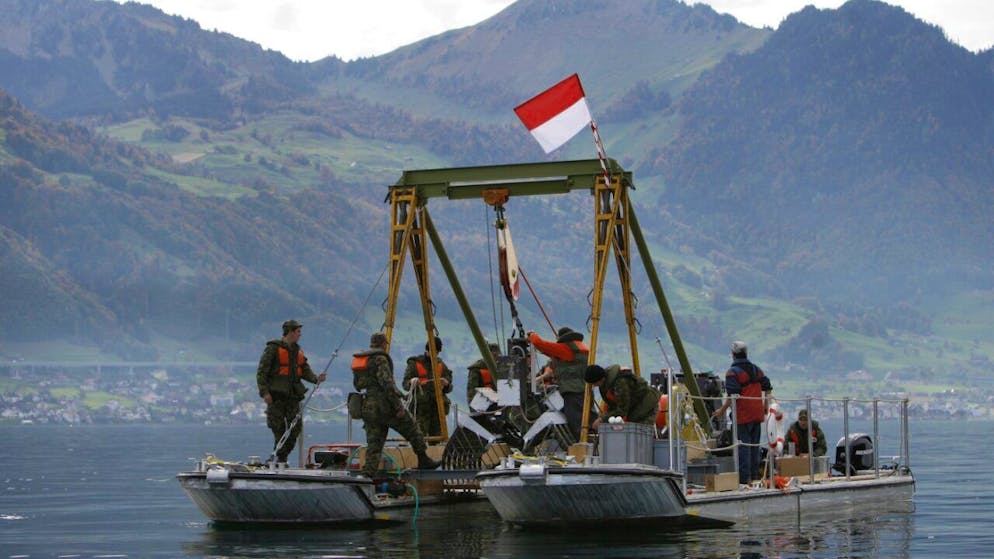 Esperti dell'esercito a caccia di munizioni affondate nel lago dei Quattro Cantoni.