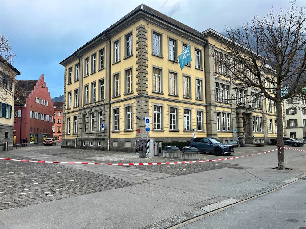 L'area della KV Business School transennata dalle forze dell'ordine.