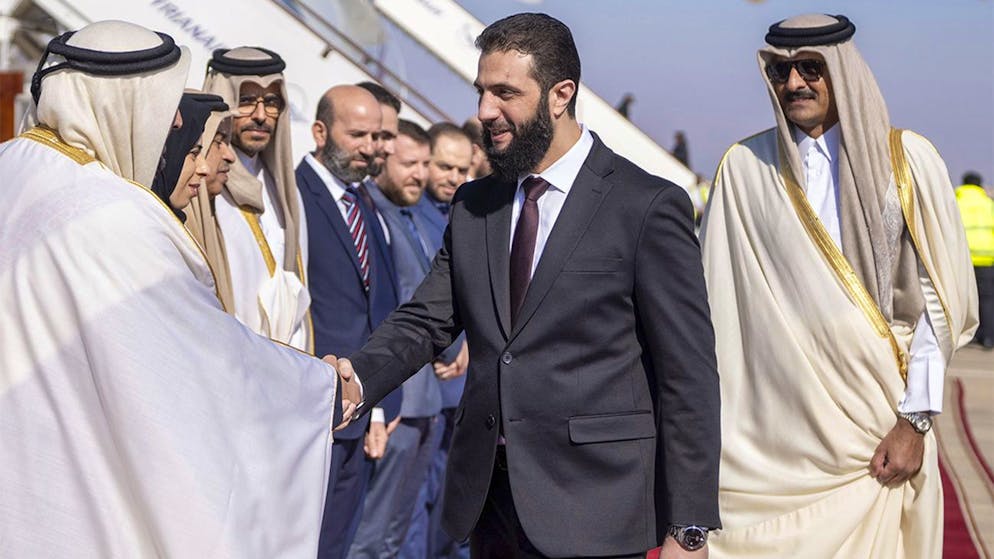 Syriens Übergangspräsident Ahmed al-Scharaa (M.) mit dem Emir von Katar, Tamim bin Hamad Al Thani (r.) bei dessen Ankunft in Damaskus am 30. Januar 2025. 