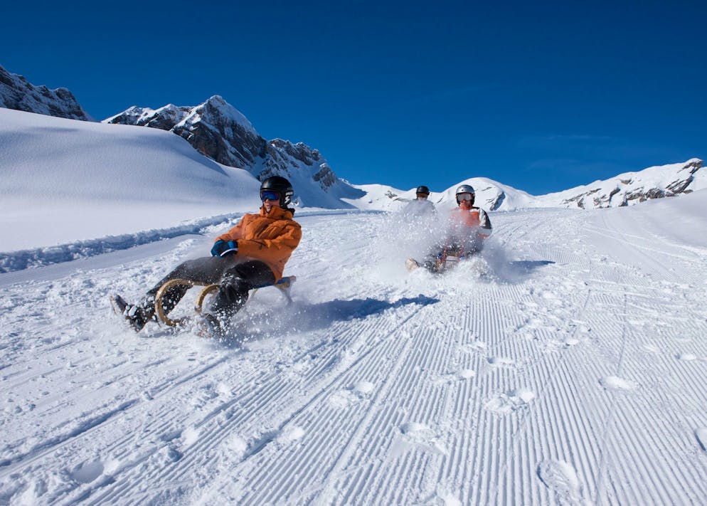 Verschneite Wälder, lange Strecken: Auf der Rodelpiste Melchsee-Frutt kann man entspannt schlitteln. 