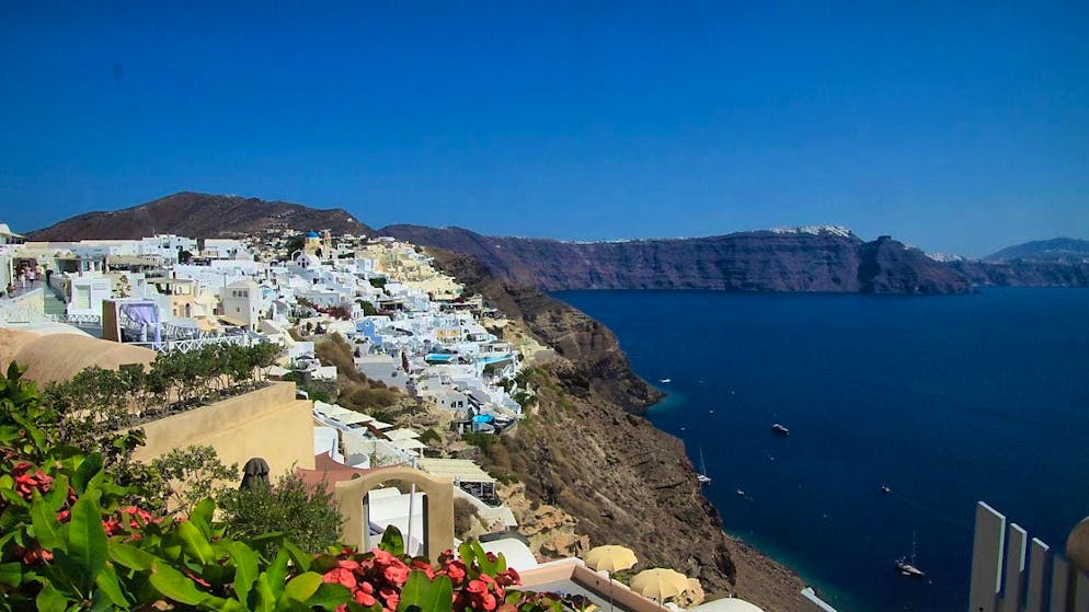 ARCHIVE - View of the sea of houses on the Greek island of Santorini. Photo: Cindy Riechau/dpa/Archive