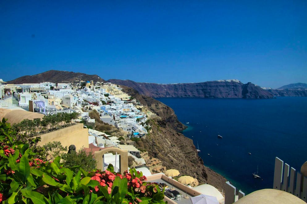 Is the vacation paradise of Santorini facing a major earthquake? - Gallery. View of the sea of houses on the Greek island of Santorini.