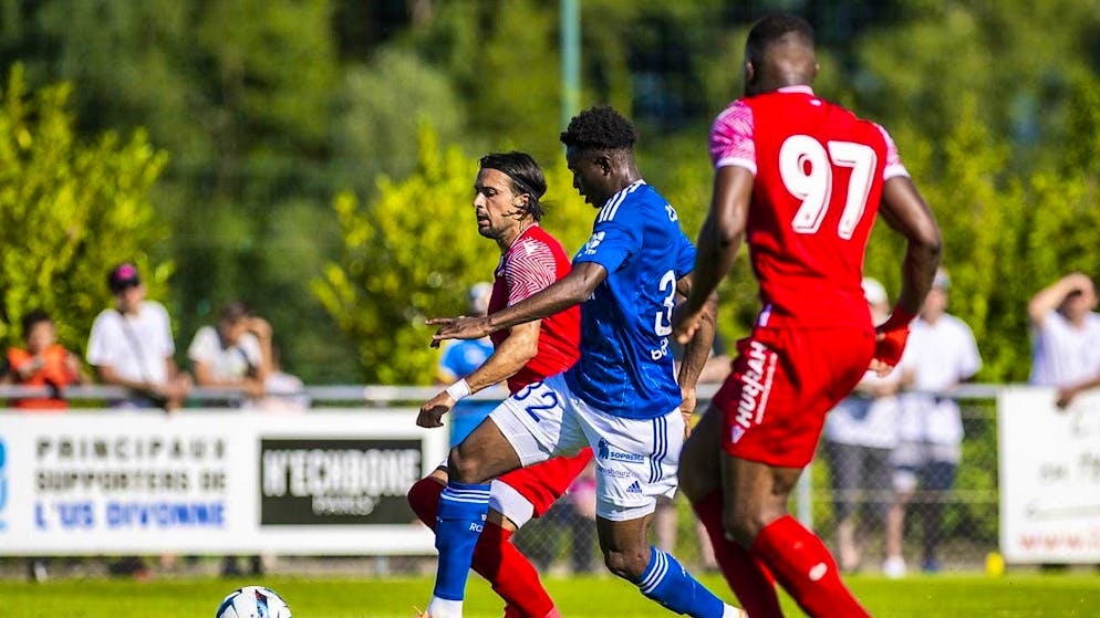 Marvin Senaya (in blue), seen here in action in a test match with Strasbourg against Sion, will join FC Lausanne-Sport until the end of the season