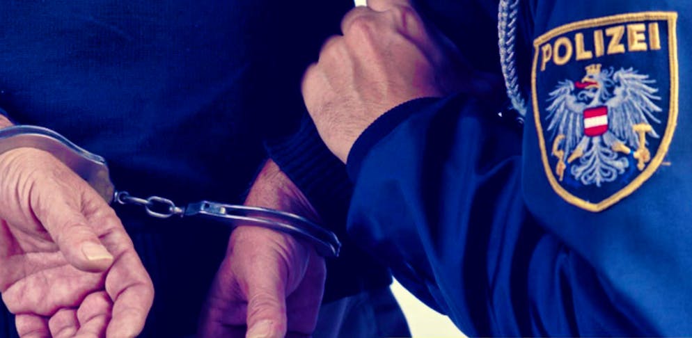 A man robs a bank to give the police money to fight crime (symbolic image).