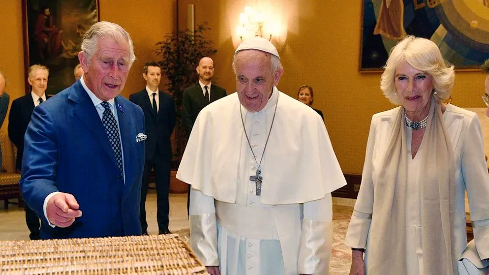König Charles – damals noch Prinz Charles – mit Papst Franziskus (M.) und seiner Frau Camilla im Vatikan. (4. April 2017)