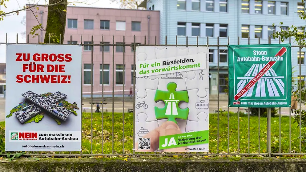 A lot of money for posters for and against the highway expansion. (archive picture)