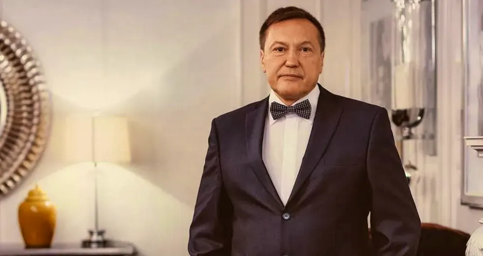 Morti misteriose sotto Putin. Il governatore regionale e ricchissimo produttore di salsicce Pavel Antov è caduto dalla finestra di un hotel in India nel dicembre 2022. Secondo quanto riportato dall'Hindustan Times, il 65enne era in viaggio in Odisha per festeggiare il suo compleanno. Tre giorni prima, uno dei compagni di Antov era morto di infarto nello stesso hotel. I media ucraini hanno riferito che Antov aveva precedentemente etichettato la guerra in Ucraina come «terrore» sui social network, ma ha cancellato il post poco dopo e ha giurato fedeltà al Cremlino.