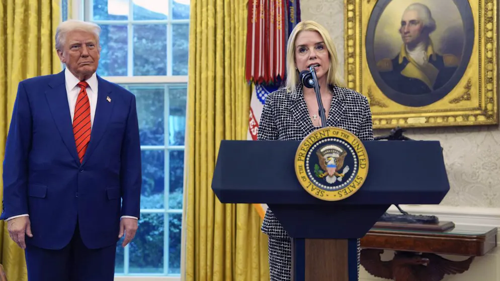 Pam Bondi mit Donald Trump.
