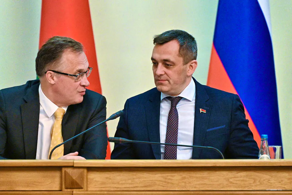 Morti misteriose sotto Putin. Alexander Subbotin (a destra) nel giugno 2023. L'ex dirigente di alto livello della compagnia petrolifera Lukoil è morto in strane circostanze un mese dopo lo scatto di questa foto. Secondo i media, si è sottoposto a un trattamento da parte di uno sciamano vicino a Mosca. Poi si è addormentato nella cantina dello sciamano e non si è più svegliato.