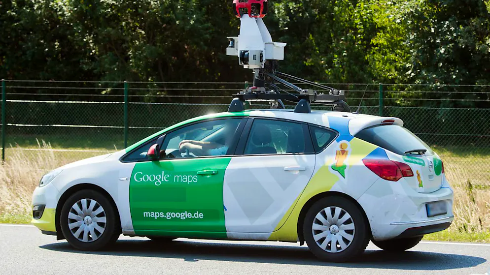 Ein Fahrzeug von Google Maps mit einer 360-Grad Kamera auf dem Dach fährt über die Autobahn A2 bei Hannover. (Archivbild)