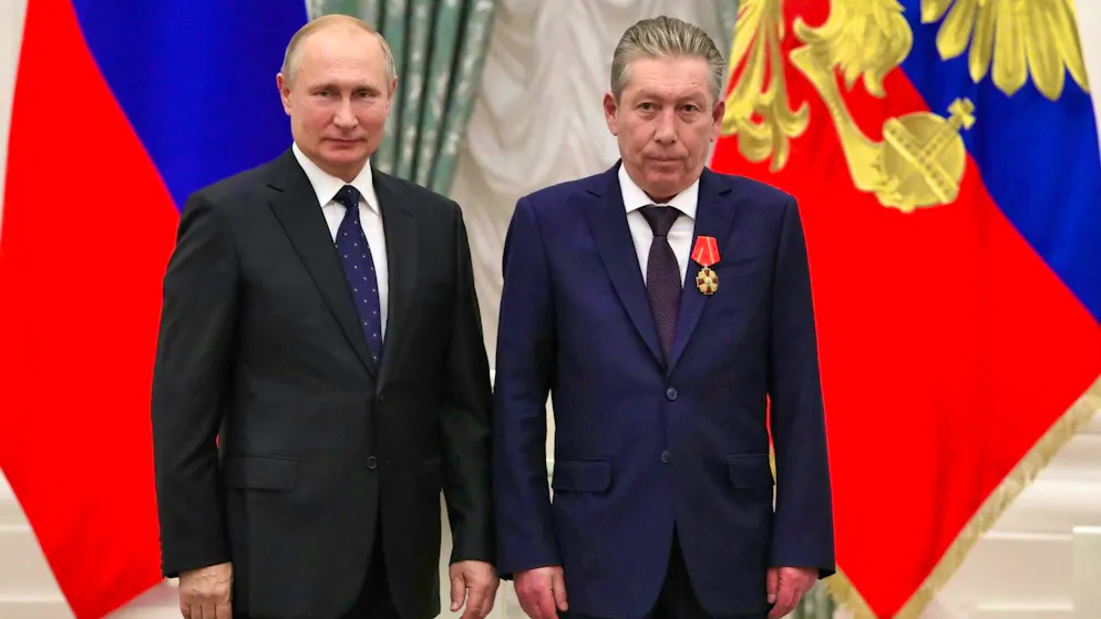 Morti misteriose sotto Putin. Dall'inizio della guerra in Ucraina, un numero impressionante di manager del petrolio è morto, non solo in Russia, ma anche all'estero. Tra questi ci sono anche ex stretti collaboratori di Putin, come Rawil Maganov - qui nel 2019 quando il capo del Cremlino gli ha consegnato una medaglia. Il 67enne manager di Lukoil è caduto dal sesto piano di un ospedale per motivi sconosciuti. Secondo quanto riportato, la struttura era ben sorvegliata. Si è parlato sia di suicidio che di incidente.