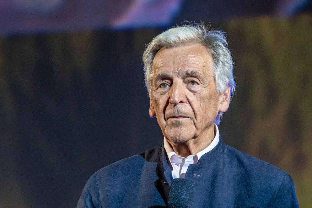 Né le 13 février 1933 à Loutra-Iraias, dans le Péloponnèse, Konstantinos Gavras a quitté la Grèce en raison de l'activisme anti-royaliste de son père pour arriver à Paris en 1955, à vingt ans.