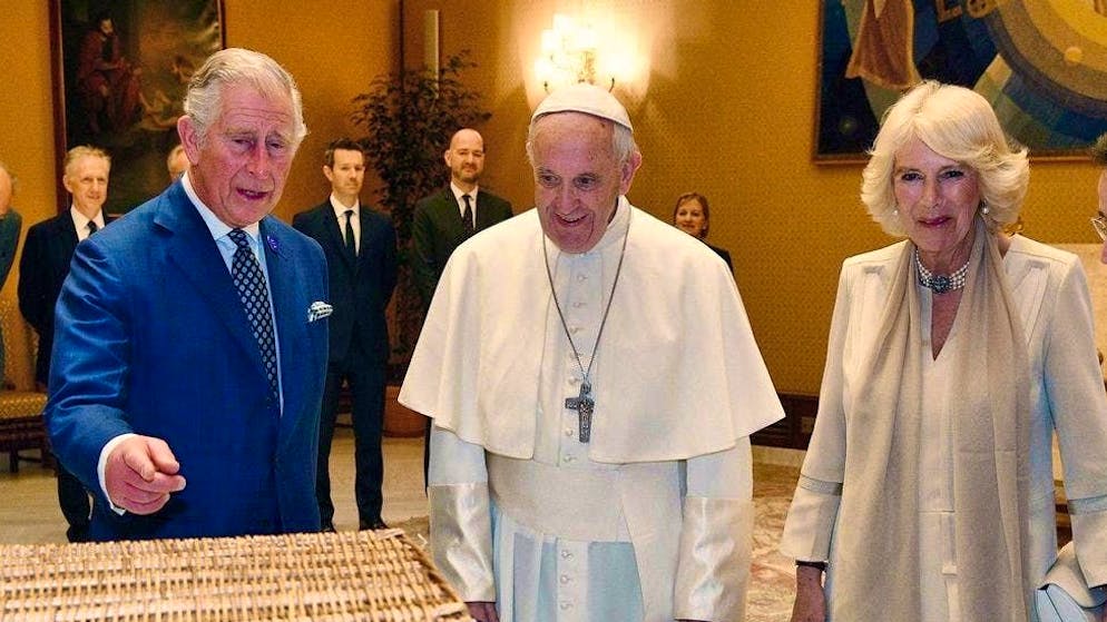 Re Carlo, allora ancora principe, con Papa Francesco e sua moglie Camilla in Vaticano il 4 aprile 2017.