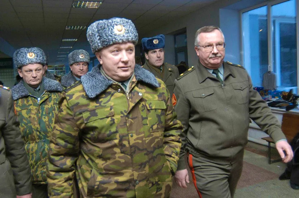 Morti misteriose sotto Putin. Alexei Maslov (davanti al centro), ex comandante in capo delle forze terrestri russe, qui ritratto nel 2006: secondo l'agenzia di stampa statale Tass, il generale è morto «inaspettatamente» in un ospedale militare nel dicembre 2022.