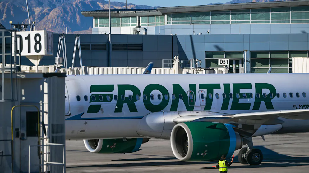 Etwa zwei Stunden lang sorgen Passagiere eines Frontier-Airlines-Fluges dafür, dass ein randalierender Mitpassagier ruhig auf seinem Sitz sitzen bleibt.