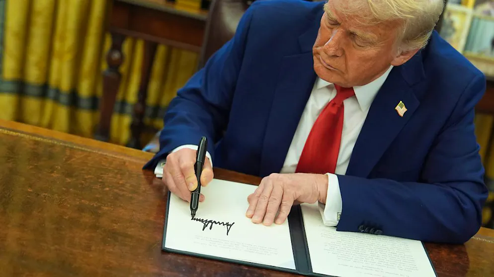 ARCHIV - US-Präsident Donald Trump unterzeichnet eine Durchführungsverordnung im Oval Office des Weißen Hauses in Washington. Foto: Evan Vucci/AP/dpa