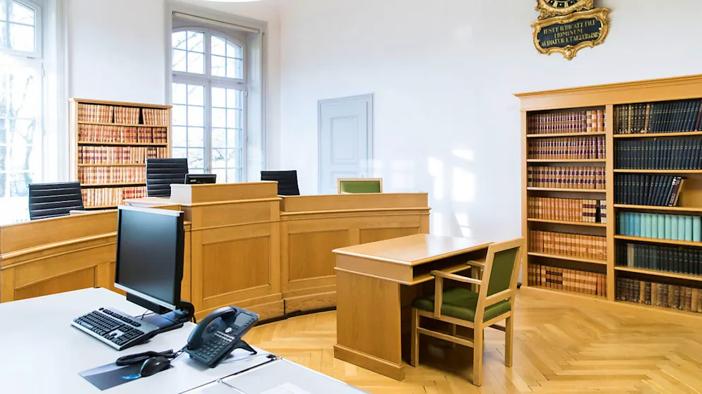 Das Berner Obergericht hat am Freitag einen Mord-Schuldspruch gegen einen 40-jährigen Mann bestätigt. Er soll im Januar 2021 seine Sexpartnerin brutal umgebracht und ihre Leiche dann in einem Gewässer entsorgt haben. (Symbolbild)