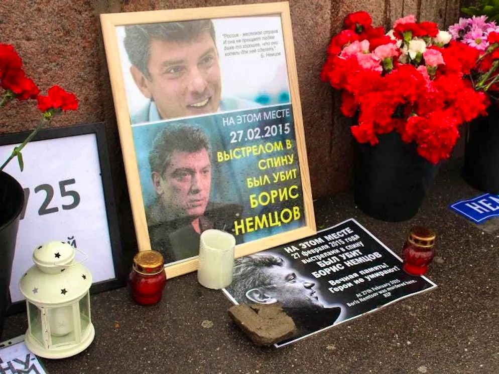 Morti misteriose sotto Putin. È stato il primo esponente di spicco dell'opposizione a essere assassinato sotto Putin. A febbraio, Boris Nemtsov, assassinato nel 2015, viene commemorato con fiori, candele e foto nel luogo del sanguinoso atto a Mosca.