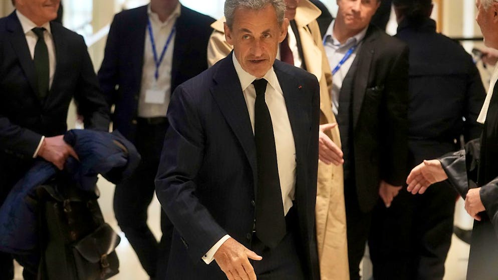 ARCHIV - Der ehemalige französische Präsident Nicolas Sarkozy trifft in Paris ein, um sich vor Gericht zu verantworten. Foto: Thibault Camus/AP/dpa/Archivbild