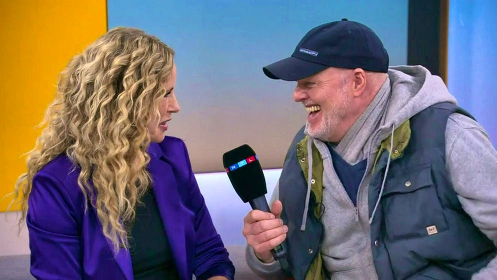 Stefan Raab surprised "Punkt 12" presenter Katja Burkard with an unannounced visit to the TV studio.