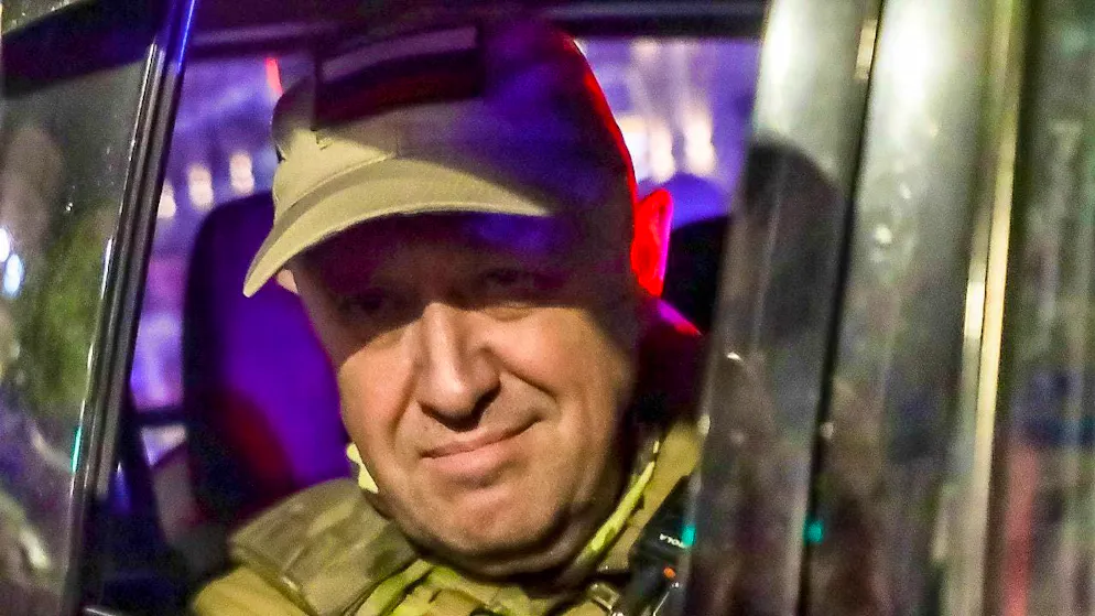 Morti misteriose sotto Putin. Quest'uomo potrebbe essere una vittima del regime russo: Yevgeny Prigozhin, capo della compagnia militare Wagner Group, è probabilmente morto. Con lui sull'aereo che si è schiantato il 23 agosto 2023, ...