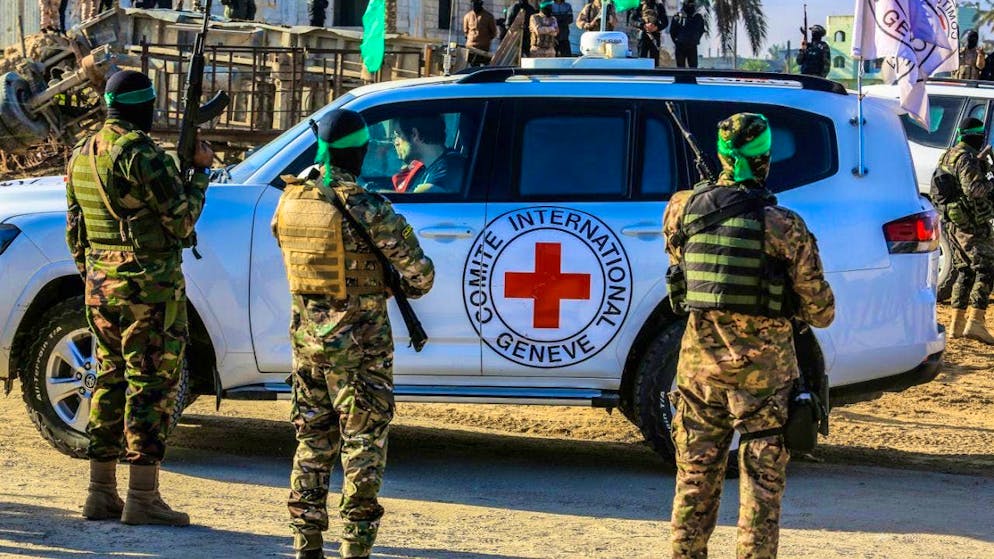 ARCHIVE - Israeli hostages are handed over to representatives of the International Committee of the Red Cross (ICRC) by fighters from the Al-Qassam Brigades, the military wing of Hamas. Photo: Abed Rahim Khatib/dpa