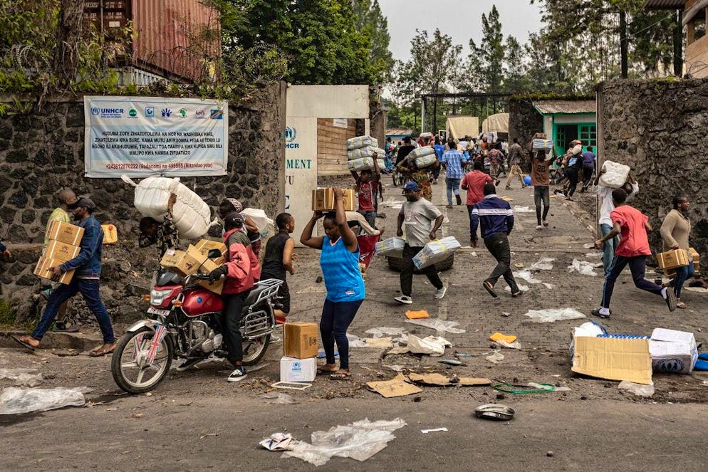 Looters steal items from a UNHCR facility in Goma.