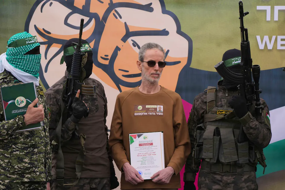 «Ausgehungert» – Israel schockiert über Zustand der Geiseln - Gallery. Auf einer Bühne mussten sich die Geiseln bei ihrer Freilassung israelischen Medien zufolge bei der Hamas für die «Fürsorge» während ihrer Geiselhaft bedanken.