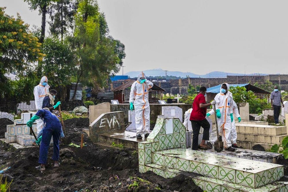 Members of the Congolese Red Cross and volunteers bury victims of the recent conflict in a cemetery in Goma.