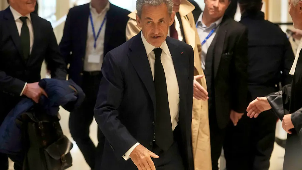ARCHIV - Der ehemalige französische Präsident Nicolas Sarkozy trifft in Paris ein, um sich vor Gericht zu verantworten. Sarkozy hat eine Fußfessel angelegt bekommen, um seine einjährige Haftstrafe abzusitzen. Foto: Thibault Camus/AP/dpa/Archiv