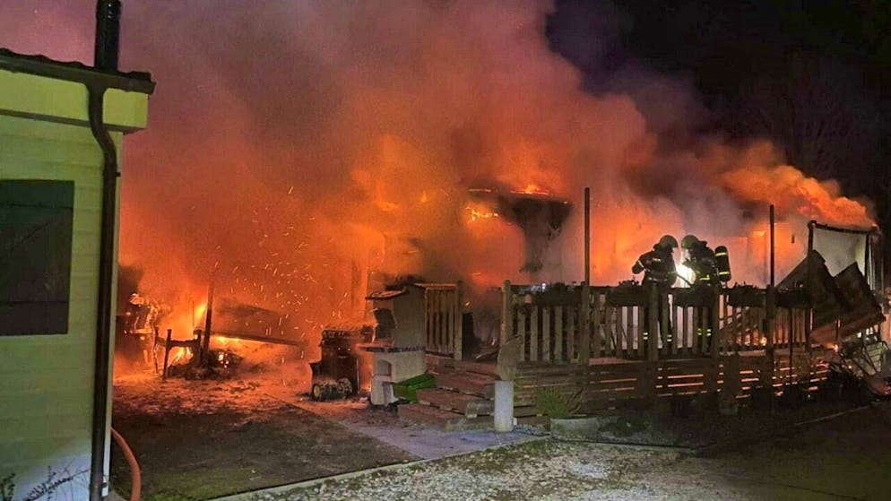 A bungalow was completely destroyed and another building damaged in a fire on a campsite in Estavayer-le-Lac FR on Friday.
