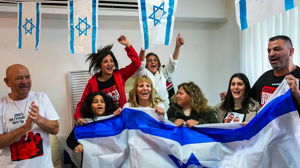 dpatopbilder - Die Familie der israelischen Geisel Eli Sharabi, deren Frau und zwei Töchter bei dem Angriff am 7. Oktober getötet wurden, reagiert auf die Live-Übertragung seiner Freilassung aus der Gefangenschaft der Hamas im Gazastreifen im Rahmen des Waffenstillstandsabkommens zwischen Israel und der Hamas. Foto: Ariel Schalit/AP/dpa