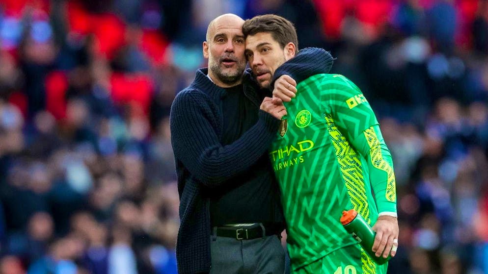 Manchester City goalie Stefan Ortega needs consolation from coach Pep Guardiola after scoring an own goal. (archive picture)