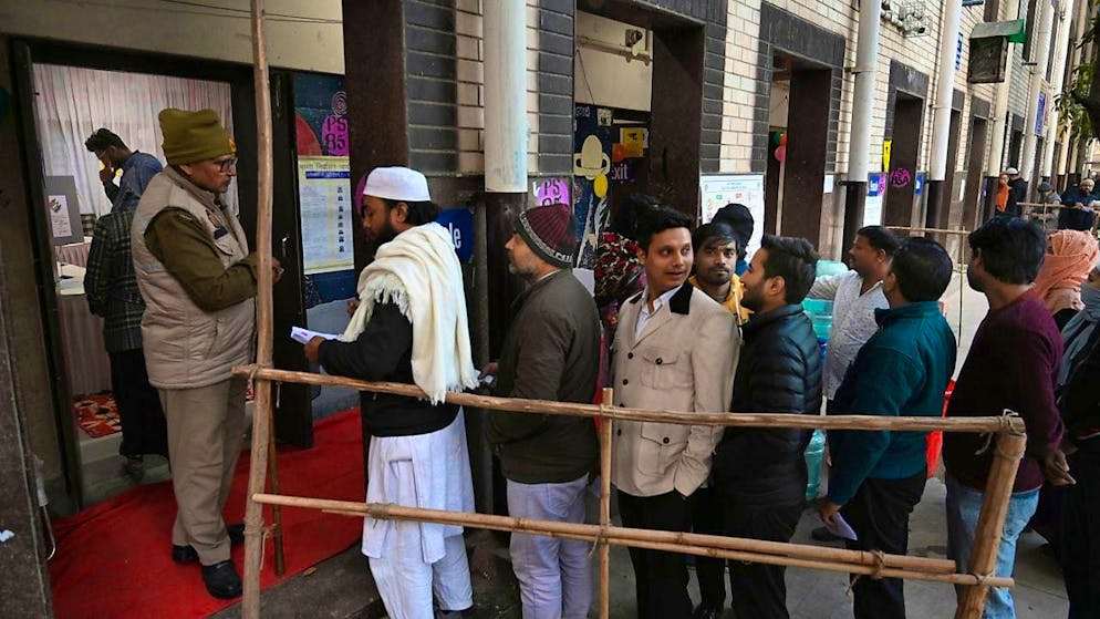 ARCHIVE - Voters queue up to cast their votes for the parliamentary elections in the capital Delhi. Photo: Uncredited/AP/dpa/Archive