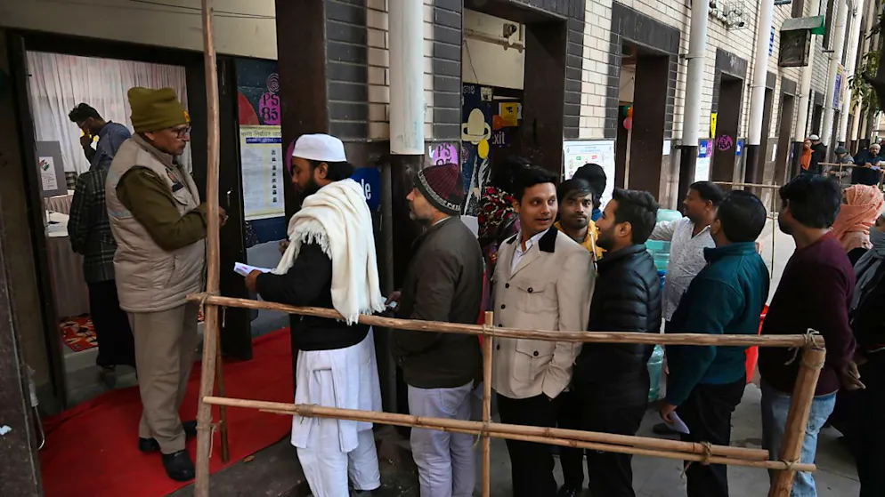 ARCHIV - Wähler stehen Schlange, um ihre Stimme für die Parlamentswahlen in der Hauptstadt Delhi abzugeben. Foto: Uncredited/AP/dpa/Archiv