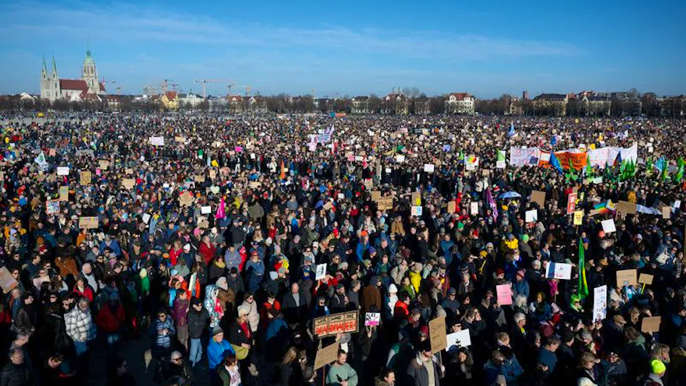Hunderttausende Menschen nehmen auf der Theresienwiese in München an einer Kundgebung gegen Rechtsextremismus teil. 