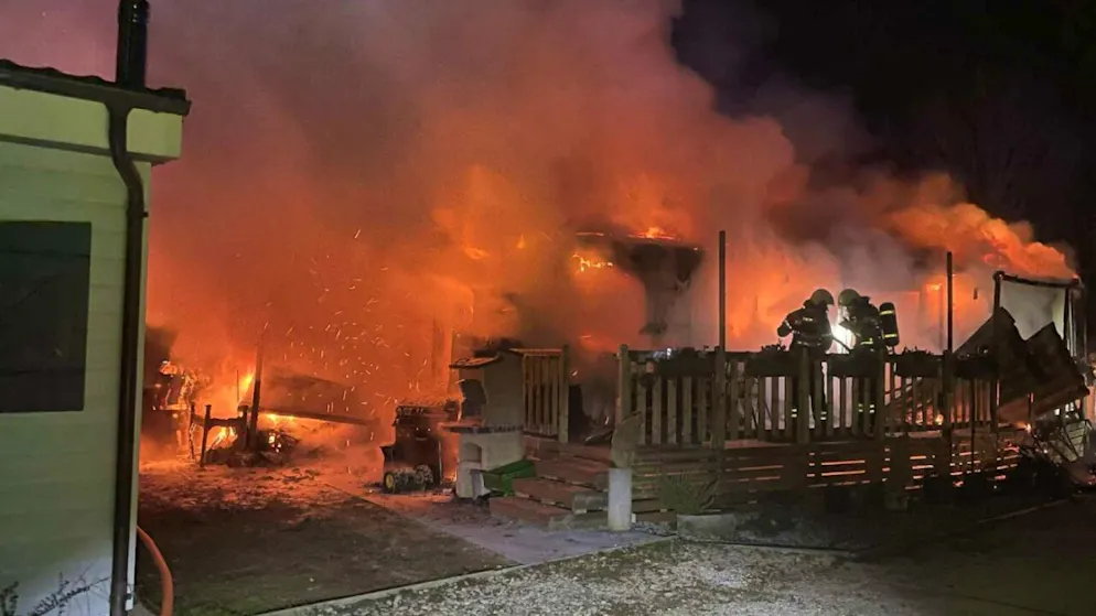Bei einem Feuer auf einem Campingplatz in Estavayer-le-Lac FR ist am Freitag ein Bungalow komplett zerstört und ein weiteres Gebäude beschädigt worden.