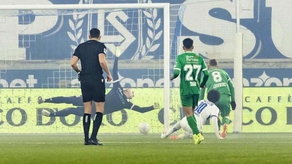 Alvyn Sanches sieht nach einem Tänzchen im Strafraum im Fallen, wie sein Abschluss zum 2:0 ins Tor findet