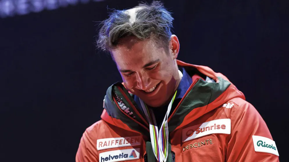 Ski alpin : coiffure équipe de Suisse. Nouveau champion du monde de la descente, Franjo von Allmen a eu le droit à un petit coup de tondeuse.