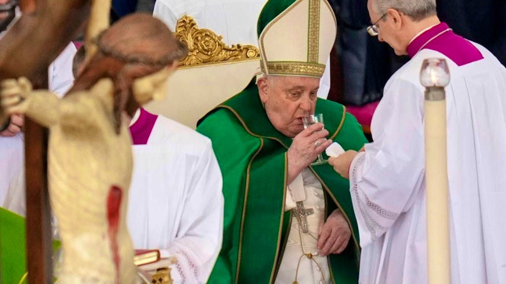 The Pope presides over a Mass for the Jubilee of the Armed Forces in St. Peter's Square at the Vatican. Photo: Alessandra Tarantino/AP/dpa