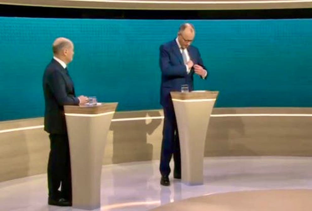 Friedrich Merz suddenly pulls out a piece of paper.