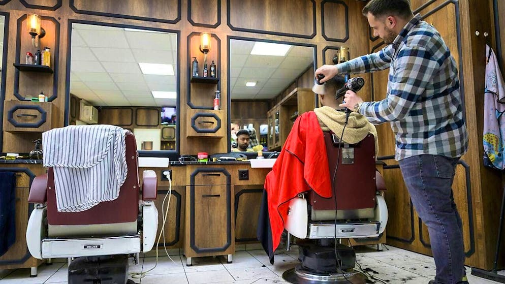 At least 23 francs per hour: this is what a popular initiative in the canton of Solothurn wanted to achieve. The people rejected the initiative. Hairdressers often earn less than 4,000 francs a month. (symbolic image)