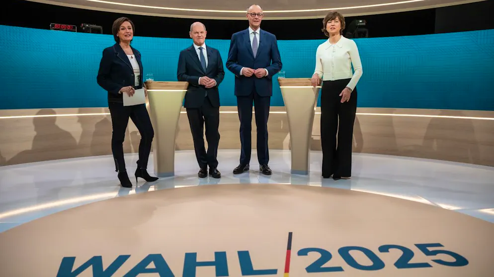 Von links nach rechts: ARD-Fernsehmoderatorin Sandra Maischberger, Bundeskanzler Olaf Scholz (SPD), Friedrich Merz, ZDF-Moderatorin Maybrit Illner.