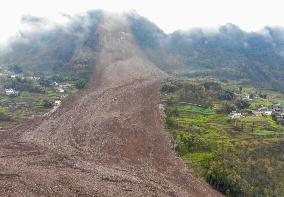 La province du Sichuan, dans le sud-ouest de la Chine, a renforcé ses mesures d'urgence en cas de catastrophe géologique après qu'un glissement de terrain a enseveli 10 maisons et fait plus de 20 disparus. Deux personnes ont été secourues et les opérations de sauvetage se poursuivent.