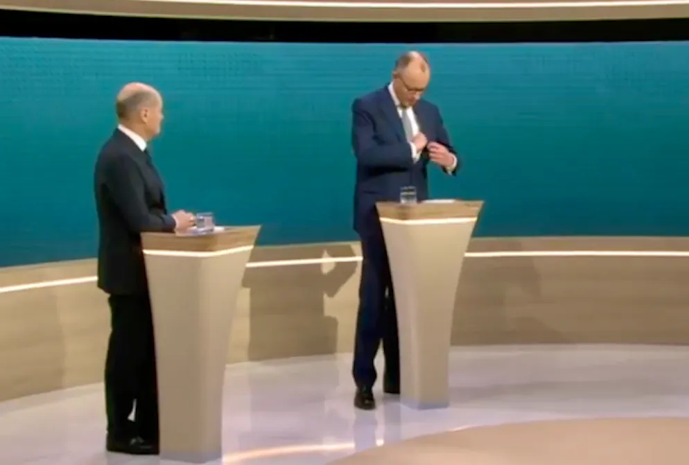 Friedrich Merz zückt plötzlich einen Zettel. 