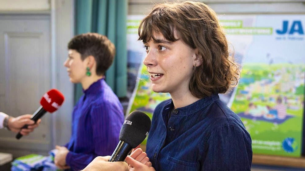 Magdalena Erni, Co-President of the Young Greens (front), and Green Party President Lisa Mazzone comment on the result after the lost vote.