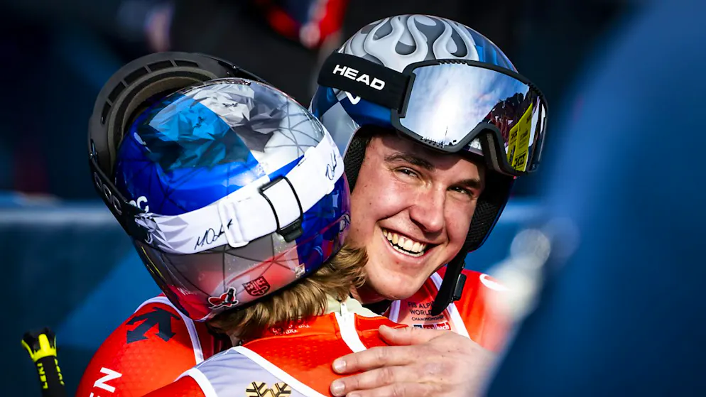 Mondiaux: von Allmen sacré en descente, Monney en bronze - Gallery. Bon perdant, Marco Odermatt (de dos) félicite von Allmen.