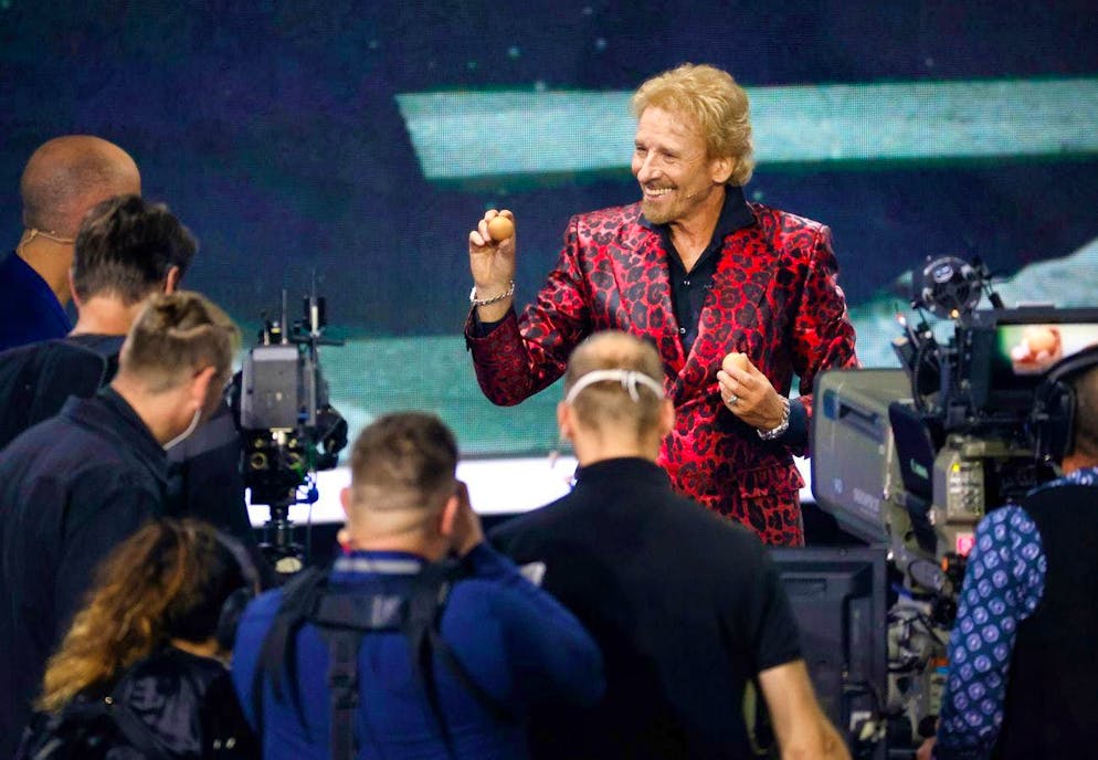 No, that's not an Italian physicist, but a German TV goat: Thomas Gottschalk presents an egg in the ZDF show "Wetten, dass...?".