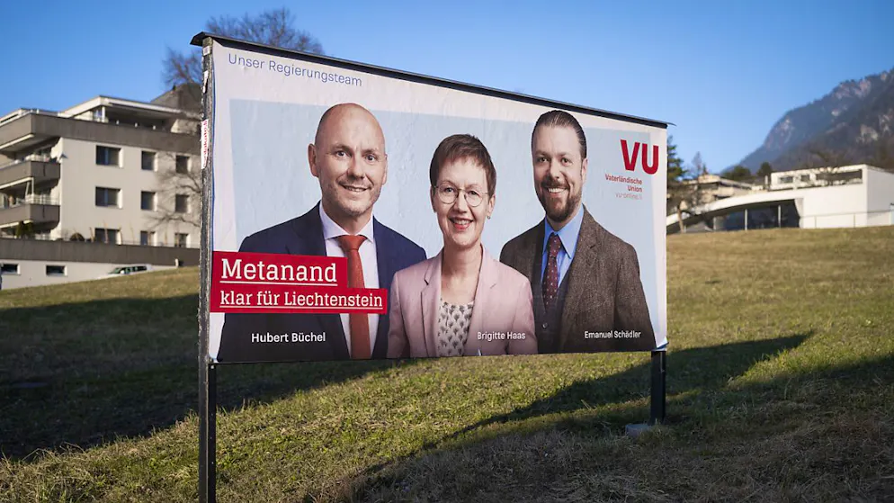 Ein Wahlplakat der Vaterländischen Union VU in Vaduz mit den Regierungsratskandidaten Hubert Büchel, Brigitte Haas und Emanuel Schädler (von links).
