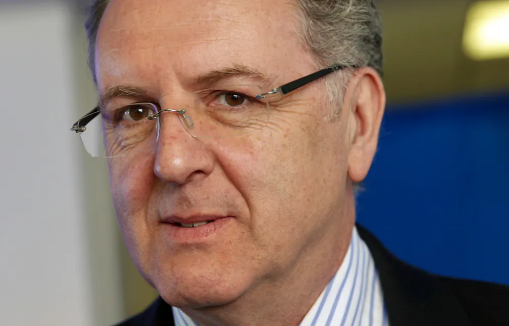 Le favori est l'un de ses proches, l'ex-président de l'Assemblée nationale Richard Ferrand, qui avait été l'un des premiers socialistes à le suivre dès 2016.